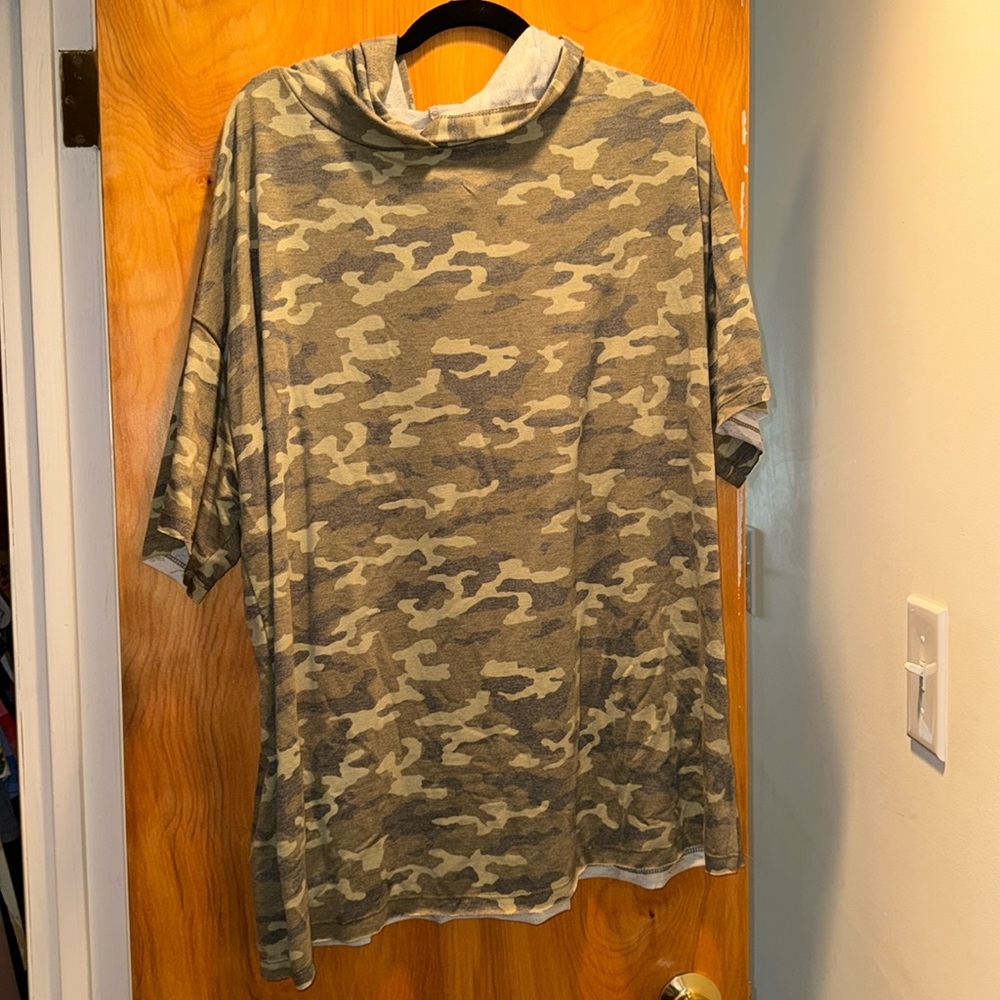 XL Camo Short Sleeve Hoodie Tee Shirt Lularoe Frankie